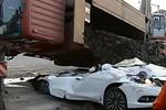 抢行惹的祸 渣土车避让侧翻压扁小轿车
