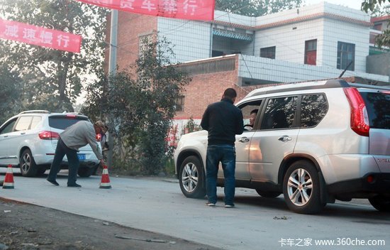 河南村民拦路设收费站 称“报警没用”