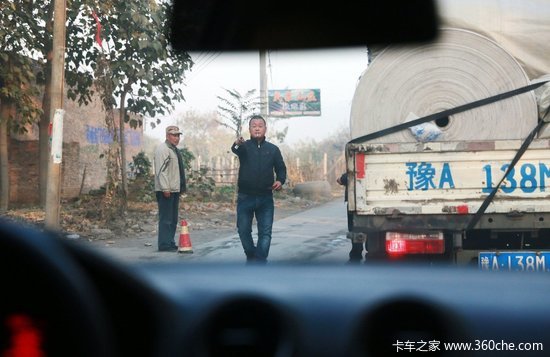 河南村民拦路设收费站 称“报警没用”