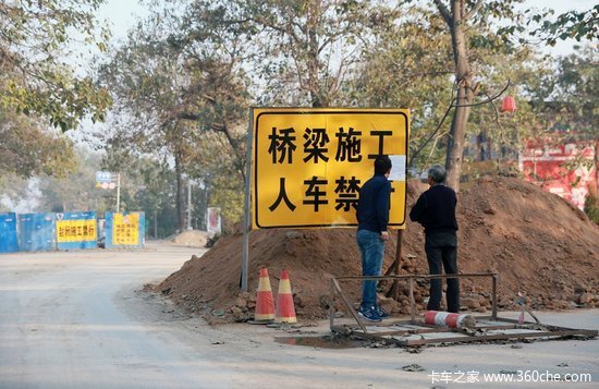 河南村民拦路设收费站 称“报警没用”