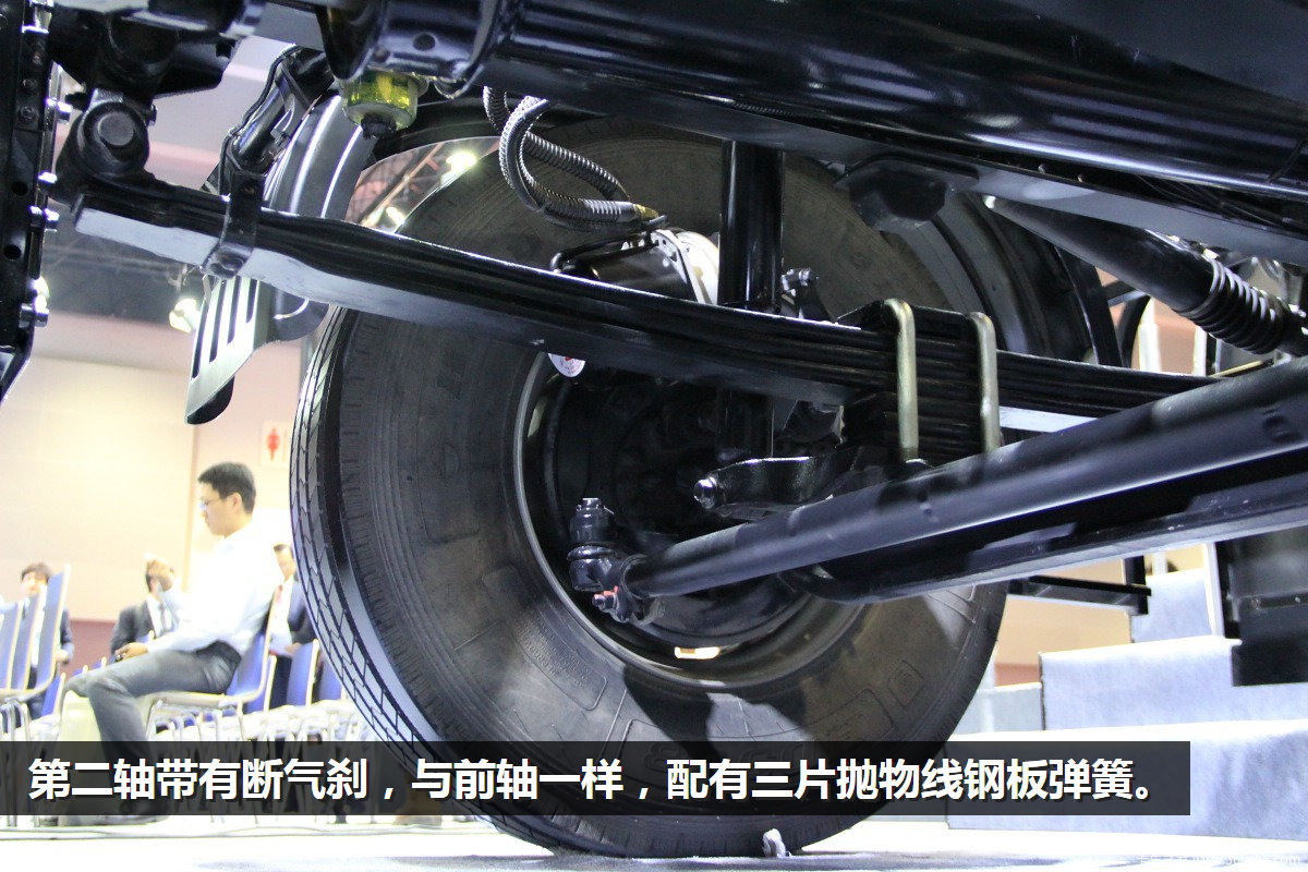 广州车展创虎6x2牵引双转向适应国情图片列表