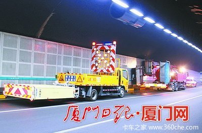 厦首台防撞缓冲车 为隧道壁清洗车护航