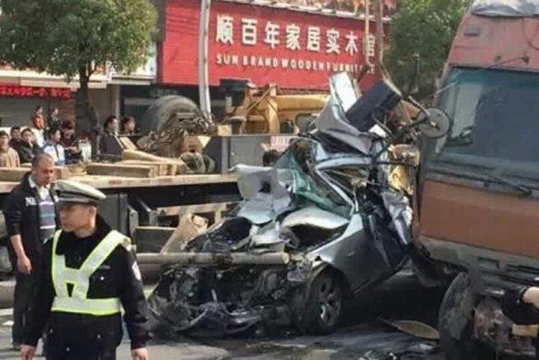 太惨烈了搅拌车撞扁宝马致两姐妹死亡 卡车之家 太惨烈了搅拌车撞扁宝马致两姐妹死亡 卡车之家