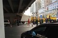 桥底掉头转弯太急 司机大意致厢车被卡