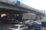 桥底掉头转弯太急 司机大意致厢车被卡