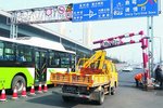 未收车厢自卸冲断限高杆 修复需三四万
