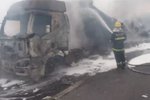 前轮爆胎半挂车起火 多地消防联合灭火