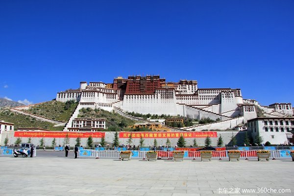 优美风景背后有危险 川藏线行车需注意