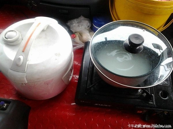 优美风景背后有危险 川藏线行车需注意