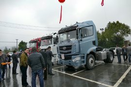 汉马H6新车热销宁波港