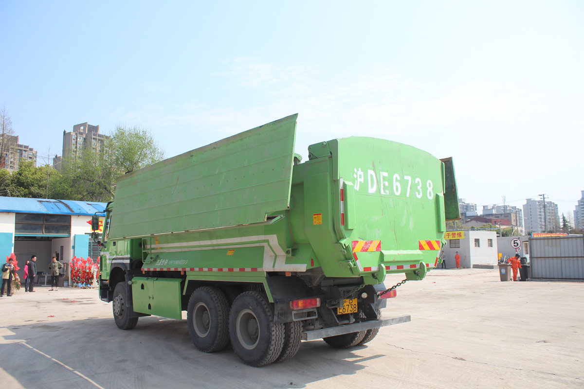 重汽渣土车上岗服务上海虹口市容建设图片列表