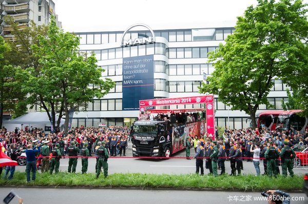 大众汽车集团之夜:MAN TGX与伯尼熊共舞