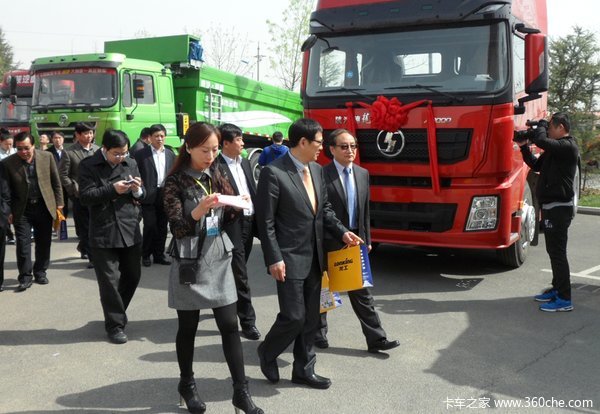 �����ؿ�������ҫ�׽�ɽ������װ��չ