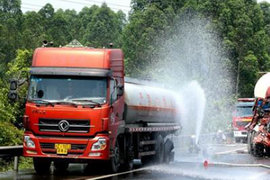 高速追尾14吨甲醛泄漏