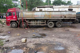 油罐车爆炸3人被炸飞