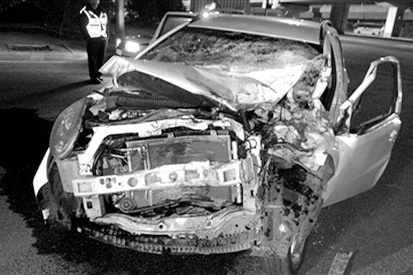 酒后驾车造悲剧 撞上挂车女儿死父亲伤