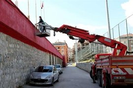 禁赛教练吊车上看比赛