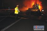 货车驶出威海后自燃 车上500条轮胎报废