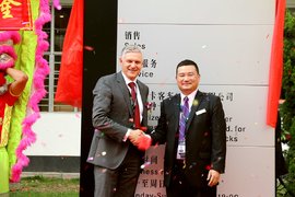 奔驰特种车店深圳开业