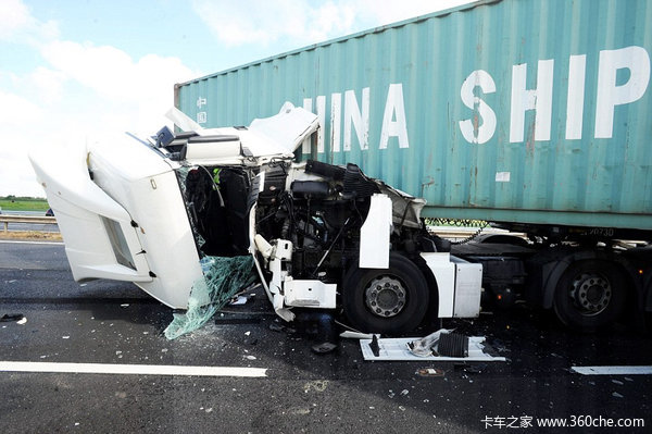 遇车祸减速拍照 20名司机被罚4万扣9分