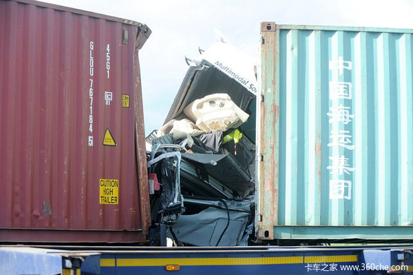 遇车祸减速拍照 20名司机被罚4万扣9分