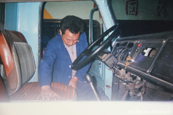 �����복��Ե&nbsp;ֻ��һ����̬�ȵļ�ʻԱ