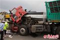 一脚刹车下去驾驶室废了 运钢材要小心