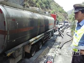 云南大保高速罐车起火