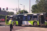 货车闯红灯撞公交车 20余名乘客被送医