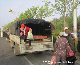 为省钱货车改“班车” 搭棚子塞进28人