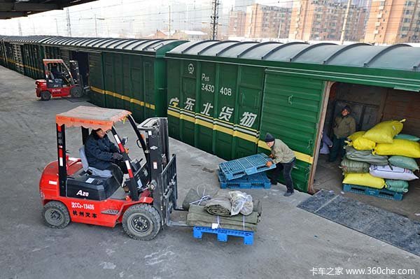 铁路货运'吃不饱' 东北货运快车来给粮