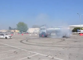 依维柯油罐车也玩漂移