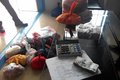 醉了！东莞男子竟带17袋零钱进店买卡车