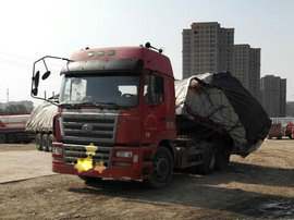 半挂车倒车过急翻车