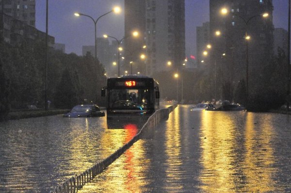 北京发布暴雨黄色预警 城区行车需谨慎