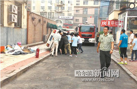市民抬车让路消防车