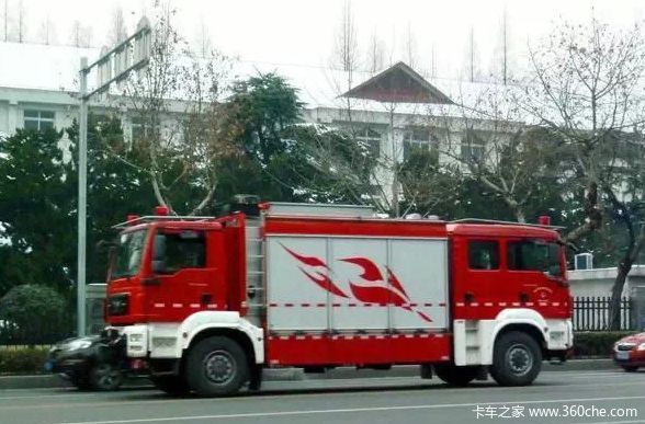 飞机场的消防车 213708.jpg!600