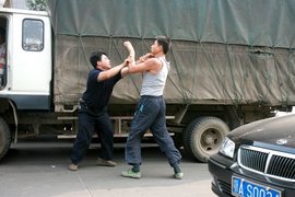 两车司机高速上互殴