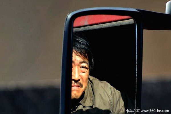 卡车司机职业病是这么来的 不敢开窗了
