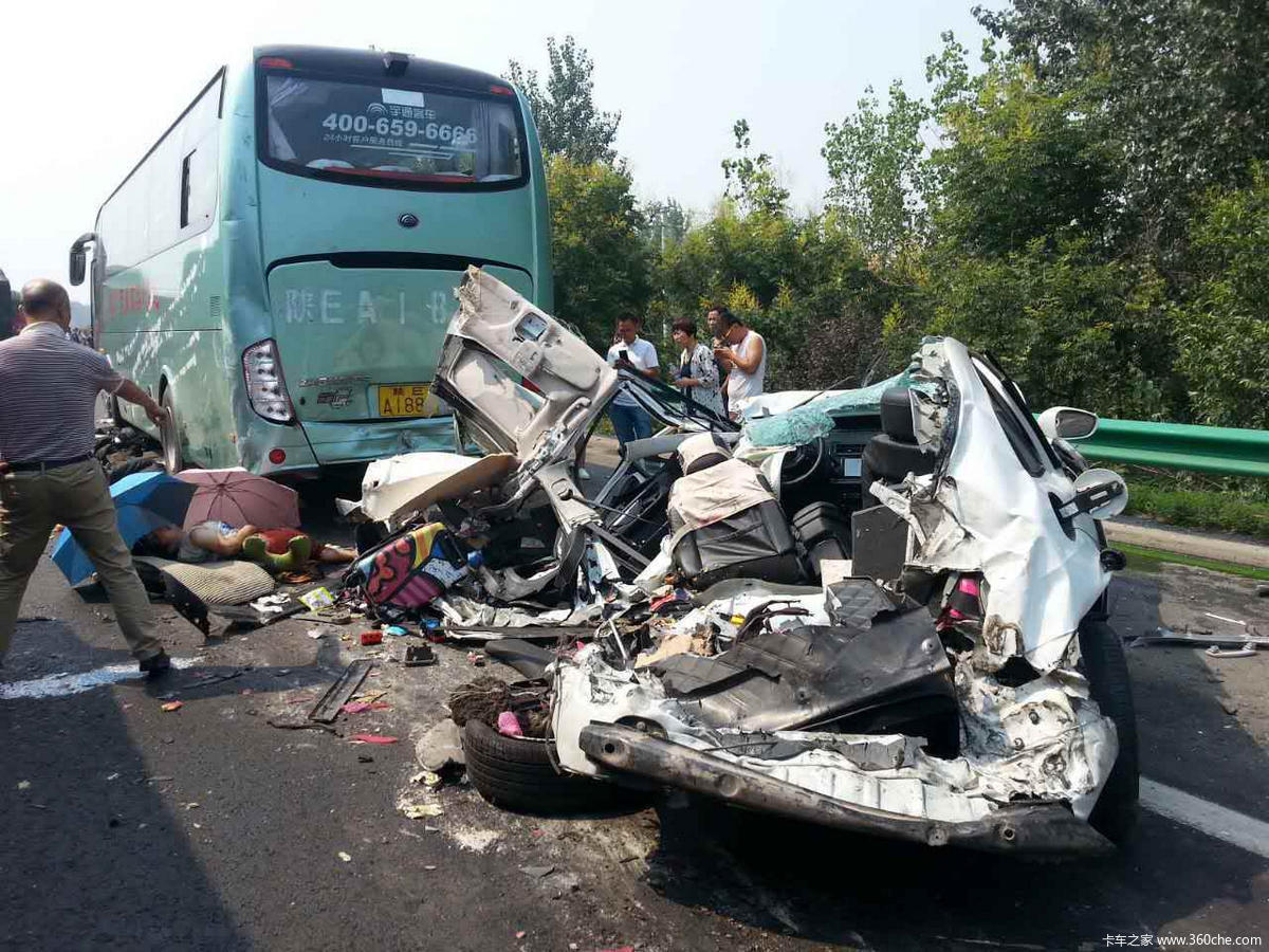 8车连撞2人遇难西禹高速发生严重车祸图片列表
