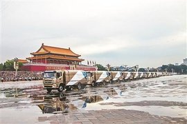 22辆市政车清洗天安门