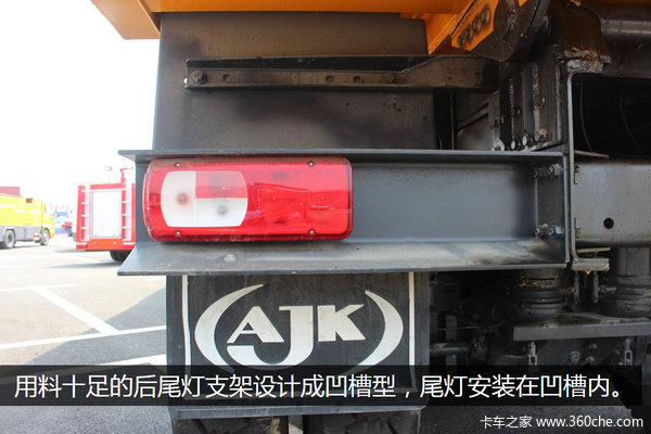 三轴转向的矿区萌兽 GINAF10X6自卸车