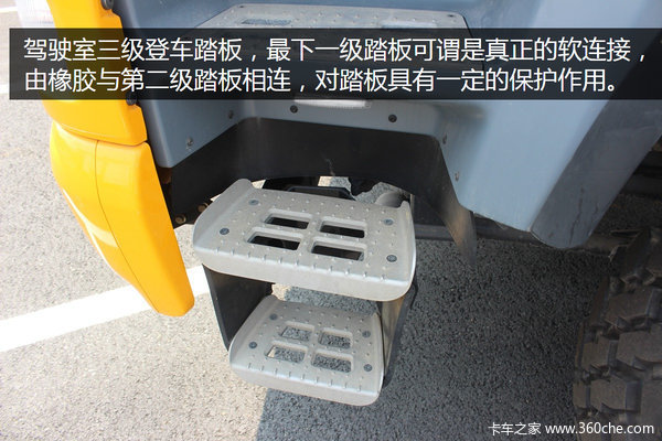 三轴转向的矿区萌兽 GINAF10X6自卸车