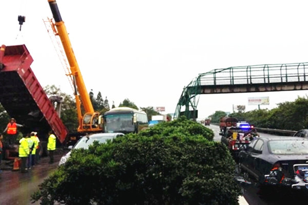 ��ж����ͻȻ����&nbsp;�������ű�ײ��һ��