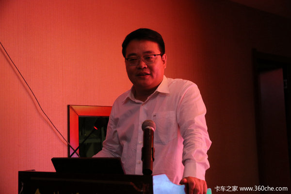 刘正涛主持,中国重汽集团副总裁刘培民为到场嘉宾讲解了中国重汽产品