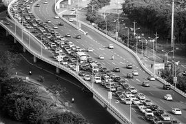 洒水车喷雾引7车追尾