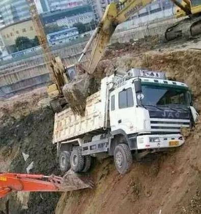 这些奇葩车祸  谁来告诉我是怎么发生的