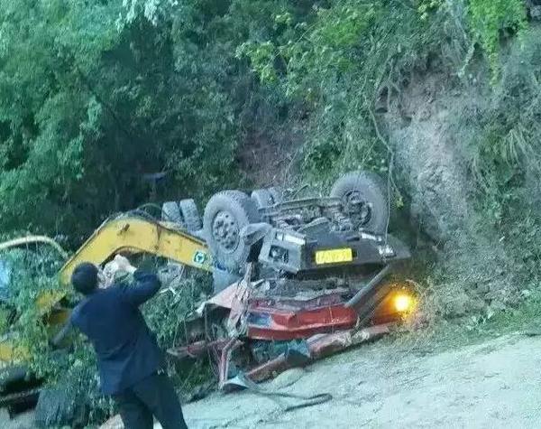 这些奇葩车祸  谁来告诉我是怎么发生的