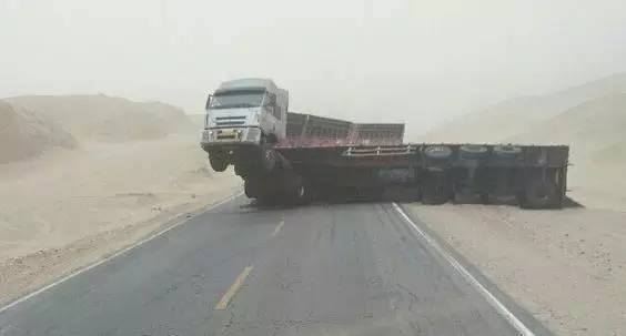 这些奇葩车祸  谁来告诉我是怎么发生的