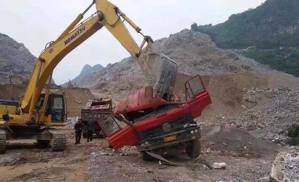 这些奇葩车祸  谁来告诉我是怎么发生的